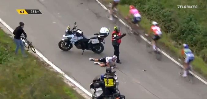 视频·资讯 | 其实摩托车已经很靠边了，老牌自行车手为什么还会撞上？