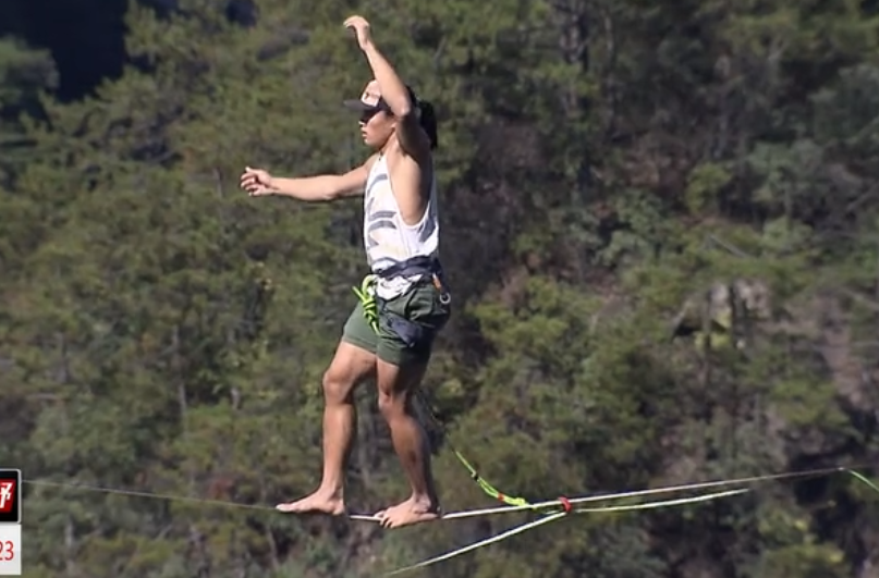视频 | 张家界武陵源：五国选手挑战千米高空走扁带
